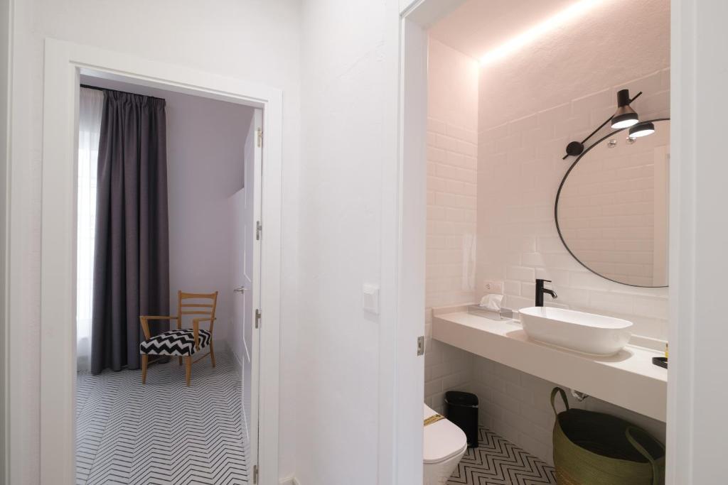 Koupelna v ubytování Apartamentos Los Patios de la Judería