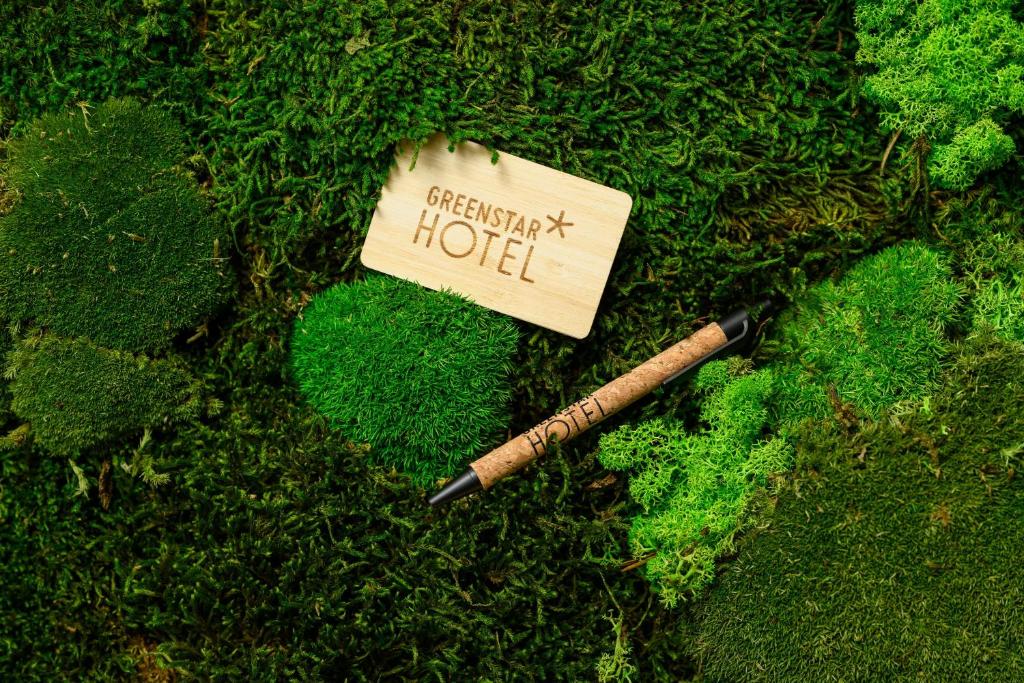 ein Stift auf dem Gras mit aritten Nothotel in der Unterkunft GreenStar Hotel Oulu in Oulu