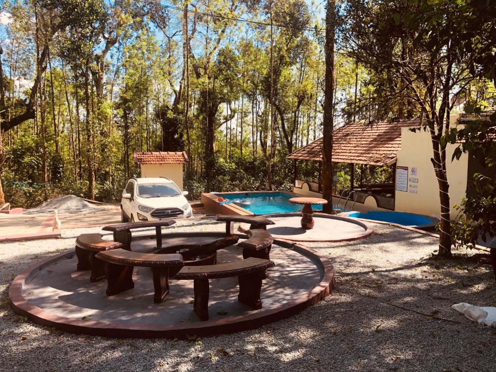 um pátio com uma mesa de bilhar num quintal em Silver springs Homestay Chickmagalur em Chikmagalur