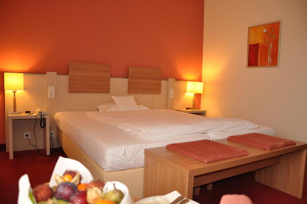Postel nebo postele na pokoji v ubytování Hotel am Kurpark