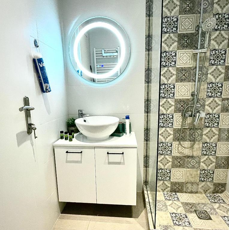 A bathroom at Dreamy Apartment City Center 11 thesbnbgr