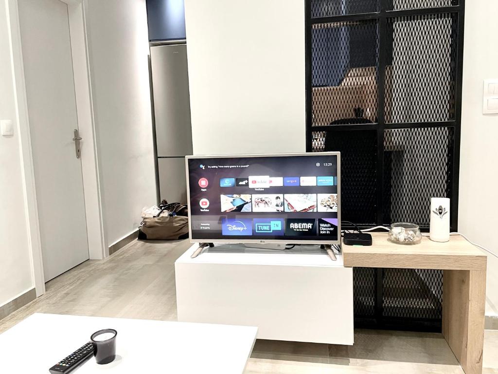 A television and/or entertainment centre at Dreamy Apartment City Center 11 thesbnbgr