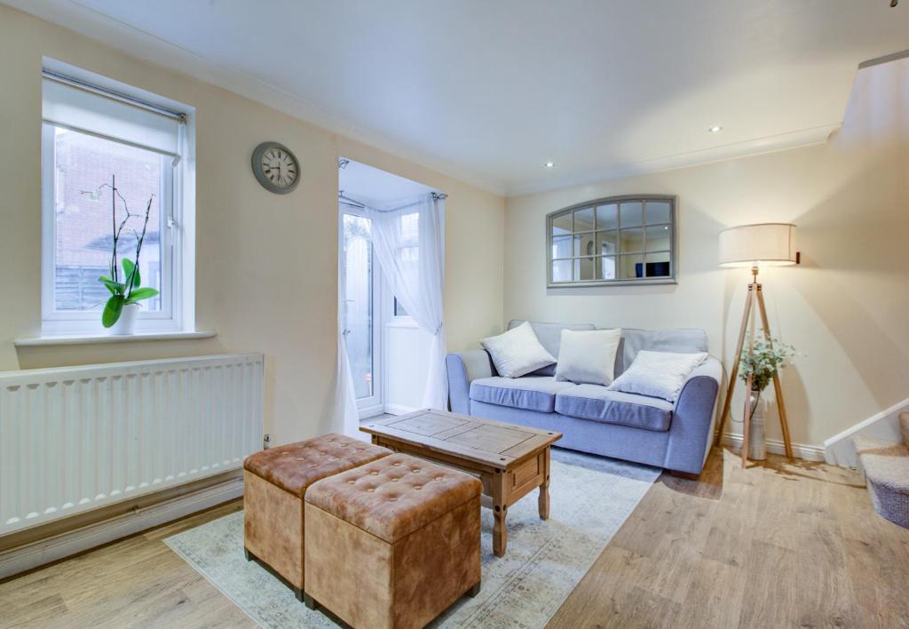 uma sala de estar com um sofá e uma mesa em Pass the Keys Beautiful Cosy Home em Basildon