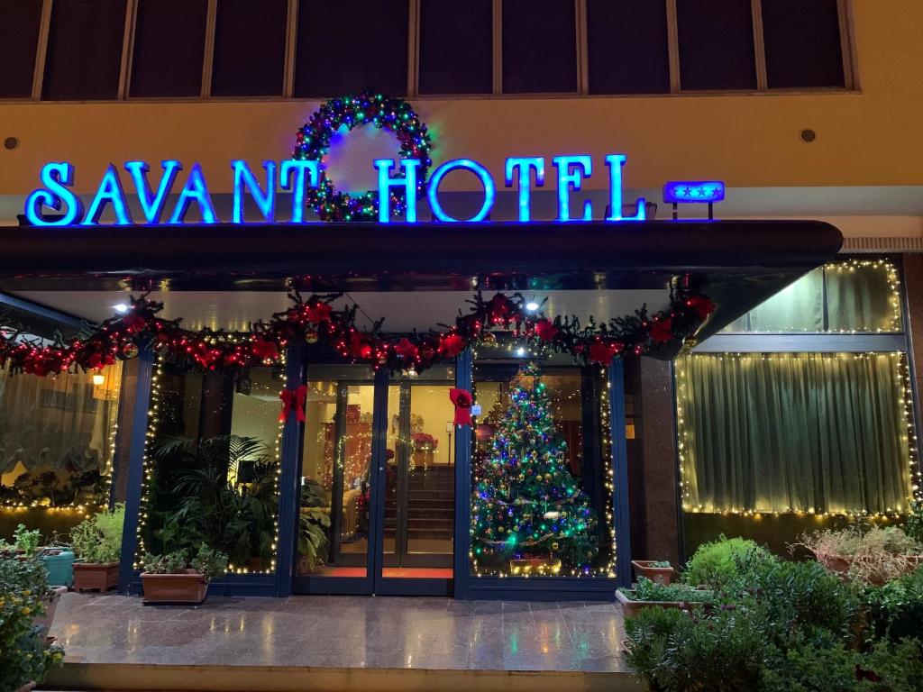 Un árbol de Navidad en la parte delantera de un hotel en Savant Hotel, en Lamezia Terme