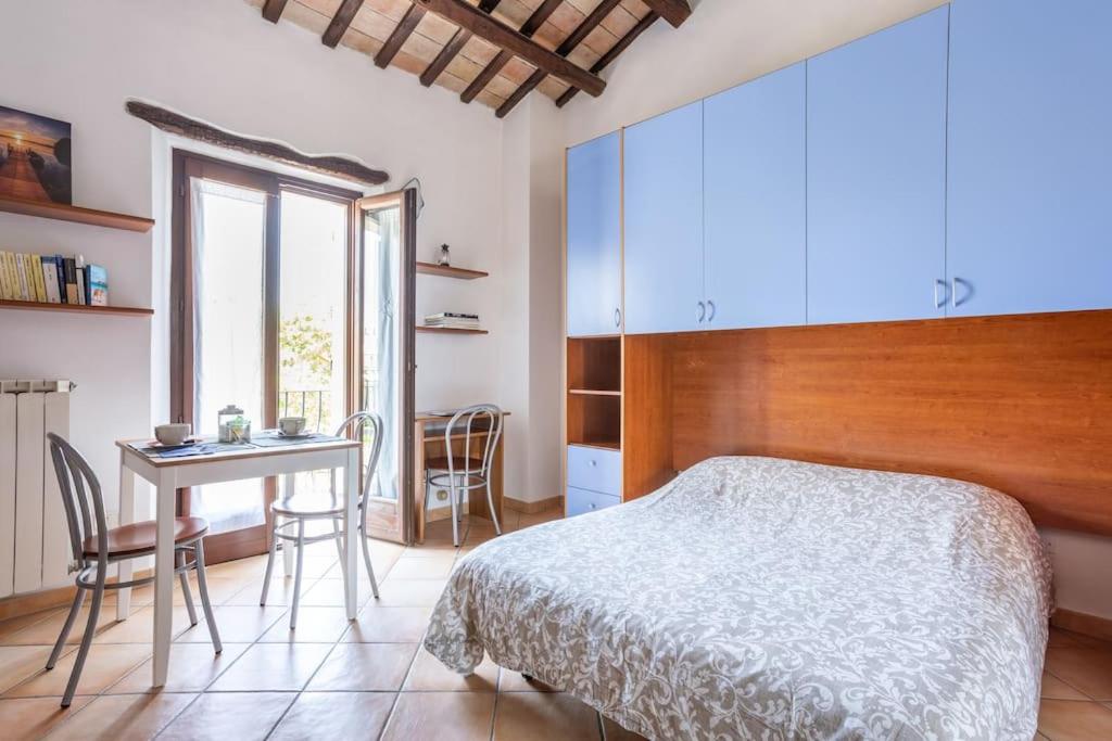 a bedroom with a bed and a desk and a table at Monolocale la casa dei sogni in Chiaravalle