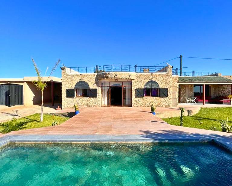 una casa con una piscina di fronte di Villa Zitouna a Essaouira