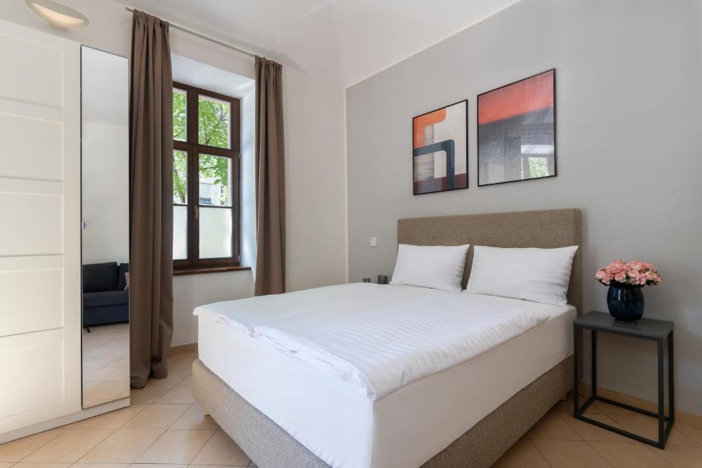 Bohemian Dreams Apartments and Suites by Dwellfort - Resim 21