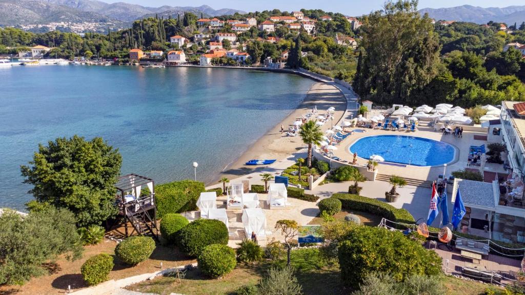 um resort com uma praia e um corpo de água em TUI BLUE Kalamota Island - All Inclusive em Dubrovnik