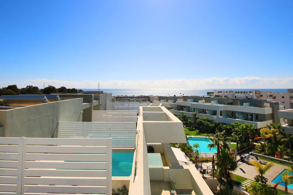 Bazén v ubytovaní Luxury Townhouse in La Cala De Mijas alebo v jeho blízkosti