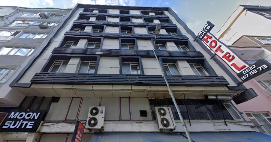 un edificio alto con un cartel delante en Moon Hotel Şirinevler en Estambul
