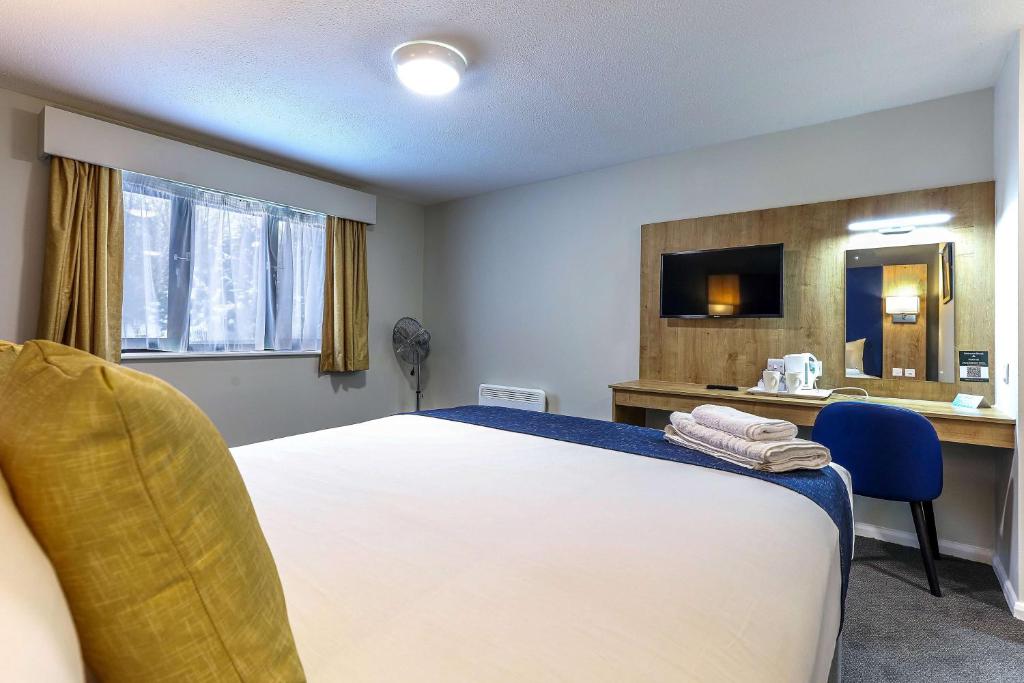Postel nebo postele na pokoji v ubytování Days Inn London Stansted Airport