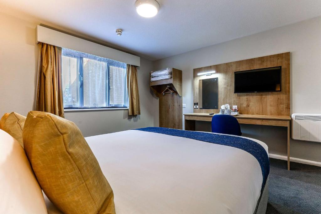 TV a/nebo společenská místnost v ubytování Days Inn London Stansted Airport