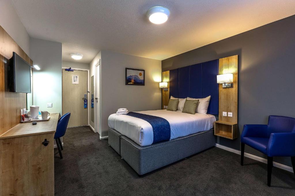 Postel nebo postele na pokoji v ubytování Days Inn London Stansted Airport