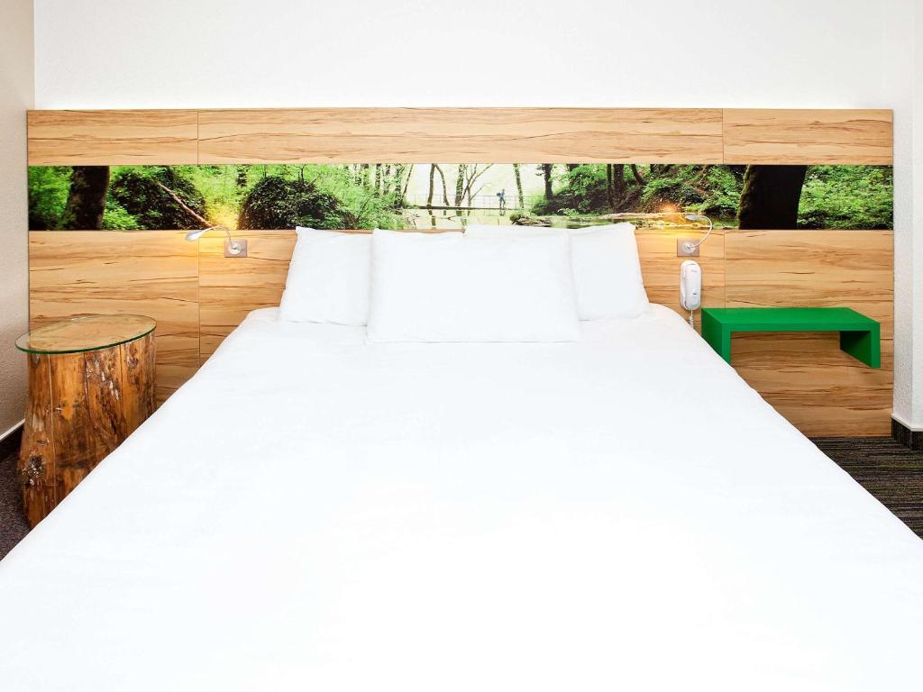 Postel nebo postele na pokoji v ubytování ibis Styles Sarrebourg