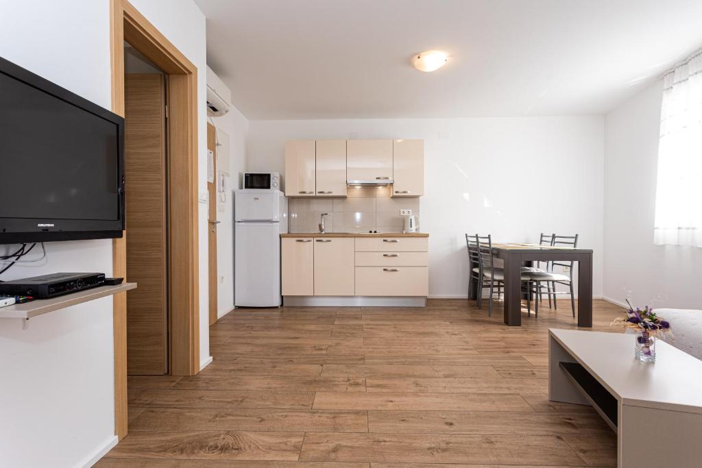 Kuchyň nebo kuchyňský kout v ubytování Apartments Crnekovic Tomislava 8A
