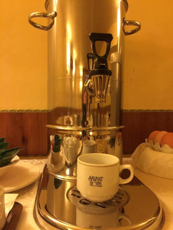 Příslušenství pro přípravu čaje a kávy v ubytování Savant Hotel