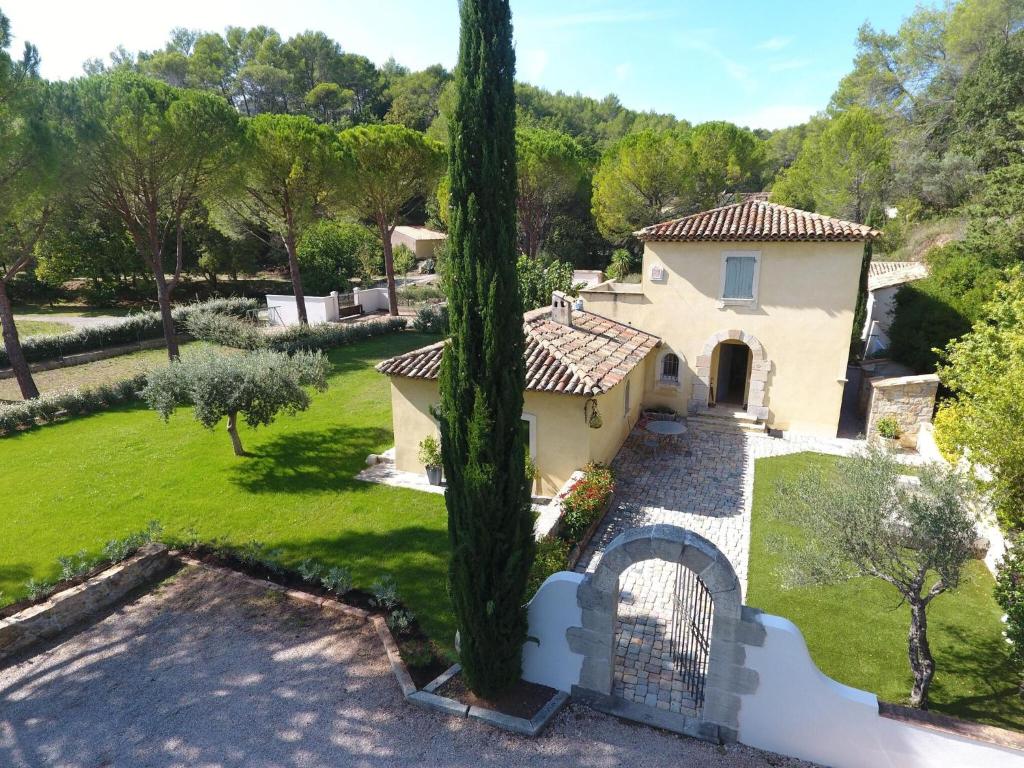 una vista aérea de una casa con un gran árbol en Lovely holiday home in Le Luc provence with private pool, en Le Luc