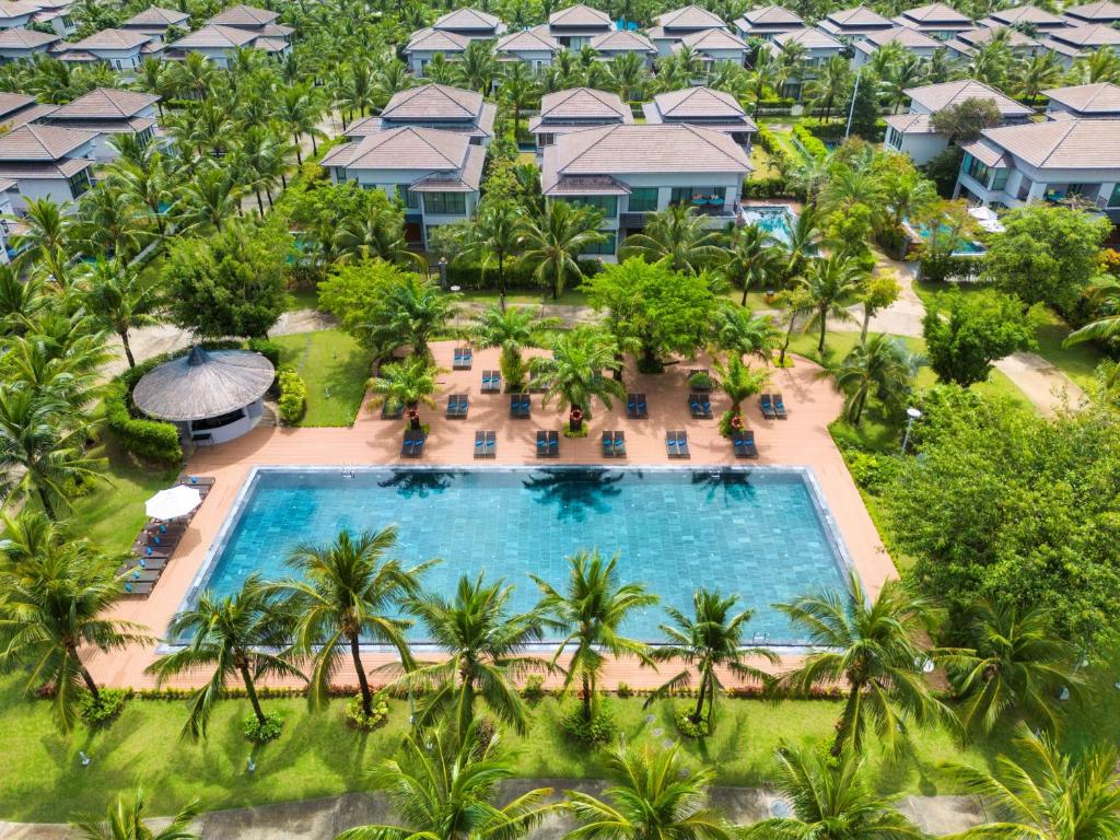 uma vista aérea de uma piscina de resort com palmeiras em Best Western Premier Sonasea Villas Phu Quoc em Phu Quoc