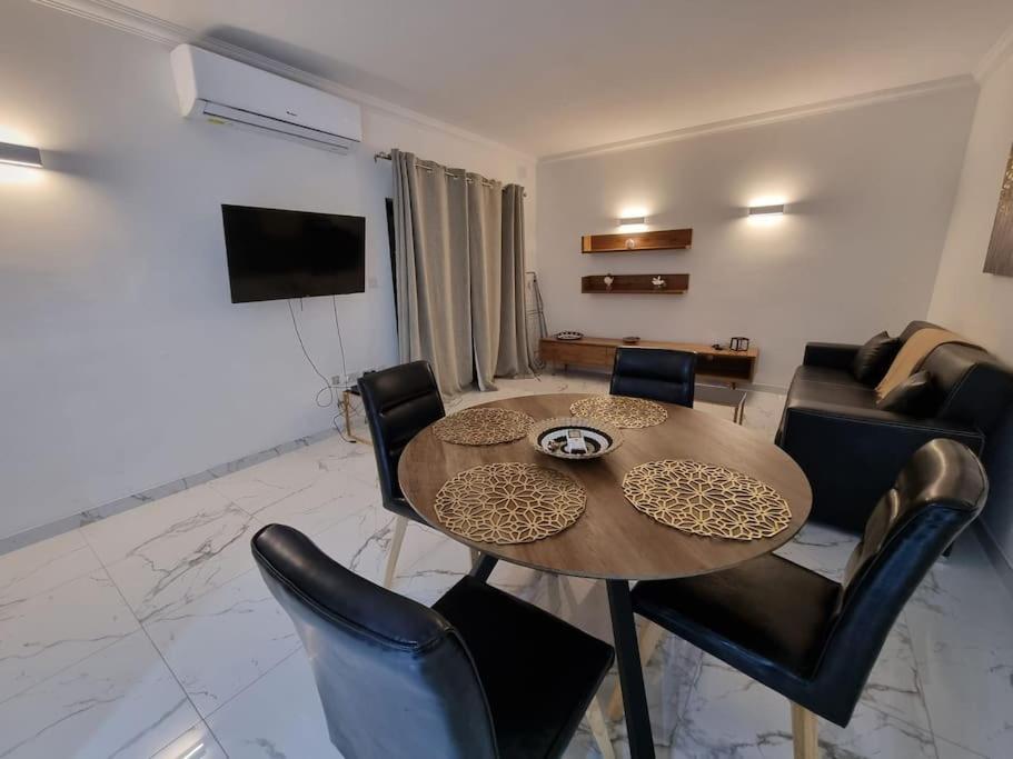 Μια τηλεόραση ή/και κέντρο ψυχαγωγίας στο 2 bedroom apartment in Bugibba