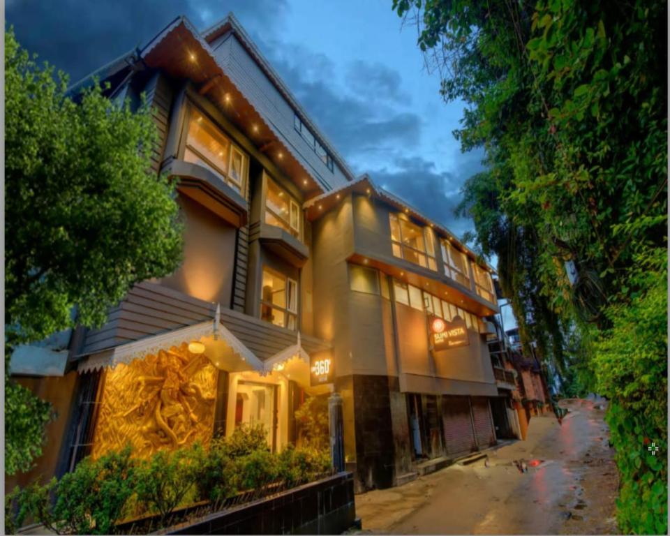 una casa grande con luces encendidas en Sumi Vista T V Tower Darjeeling, en Darjeeling