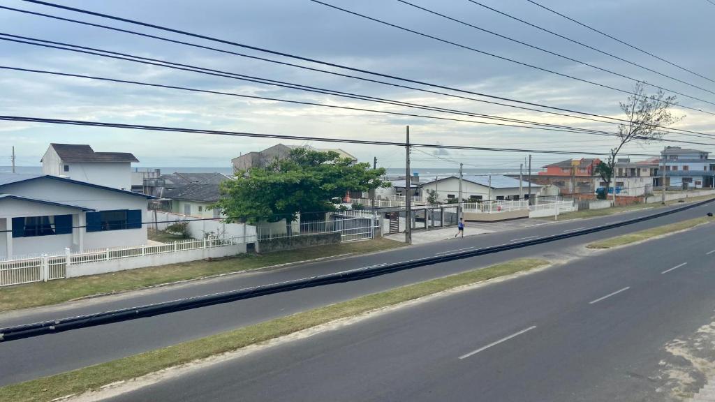 an empty street with houses on the side of the road at Apartamento com área Gourmet Arroio do Silva in Arroio do Silva