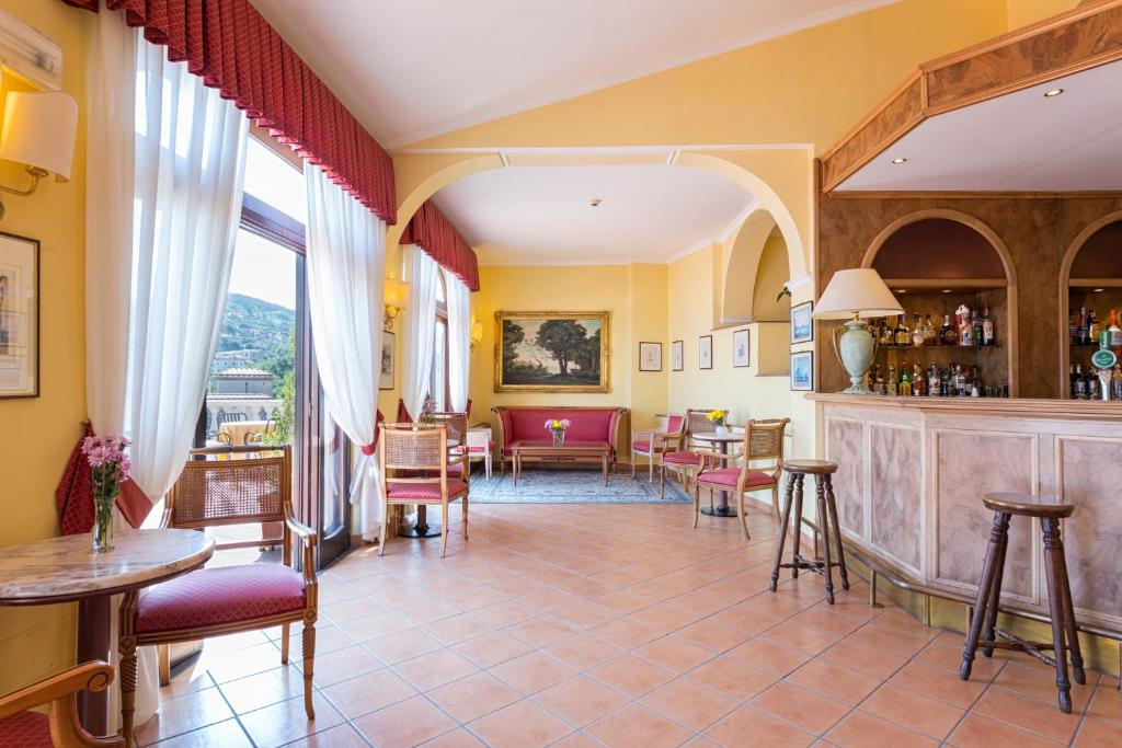 Reštaurácia alebo iné gastronomické zariadenie v ubytovaní Hotel Iaccarino