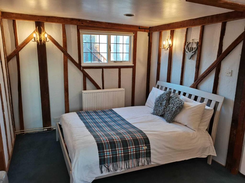 A bed or beds in a room at Retreats at Stansted Manor