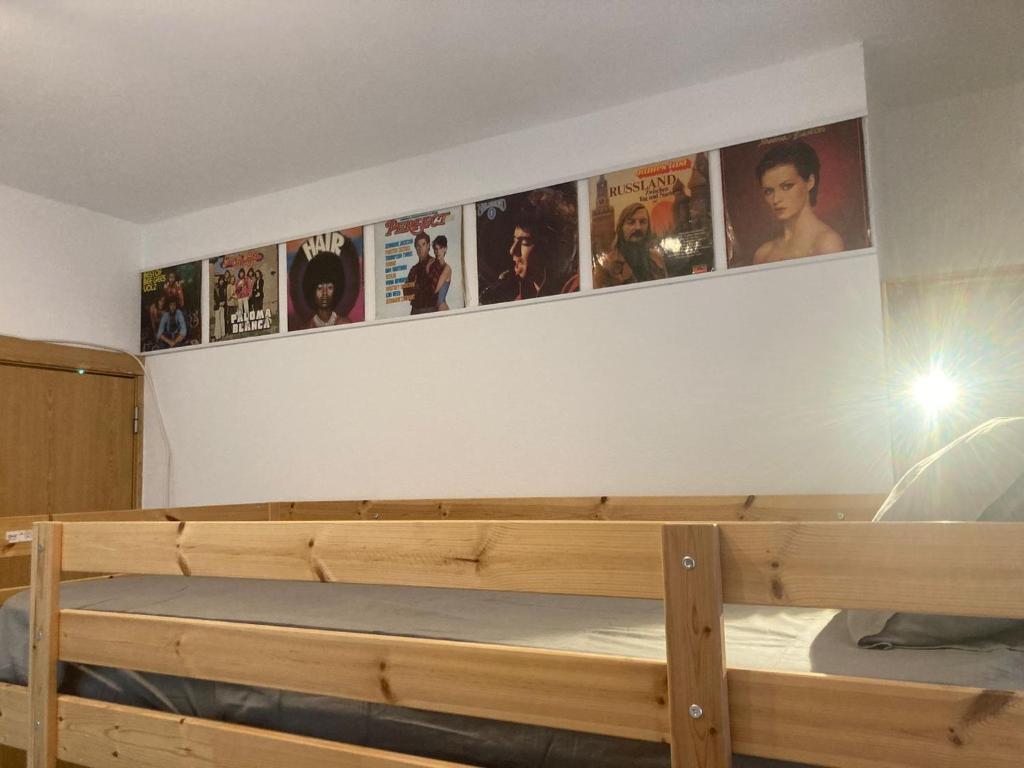 セトゥーバルにあるPEROLA DA MUSICA ESTUDIOの壁に絵が描かれた部屋の木製ベッド1台