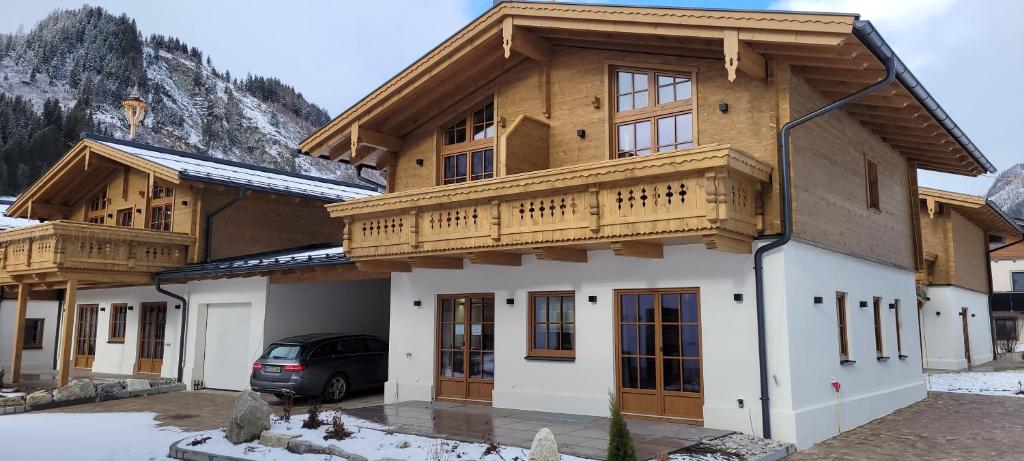 a house with a balcony on top of it at Hochalmbahnen Chalets Rauris 1-17 WE3, Maislaufeldweg 1q OG in Rauris