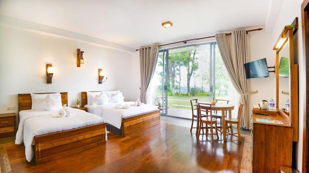 ハットンにあるGrand Argyle Resortのベッドルーム1室(ベッド2台、テーブル、椅子付)