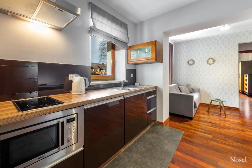 Kuchyňa alebo kuchynka v ubytovaní RentPlanet - Śpiący Rycerz