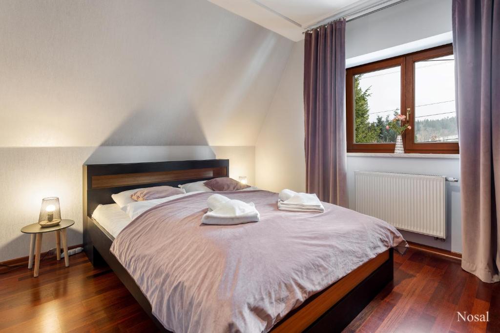 Posteľ alebo postele v izbe v ubytovaní RentPlanet - Śpiący Rycerz