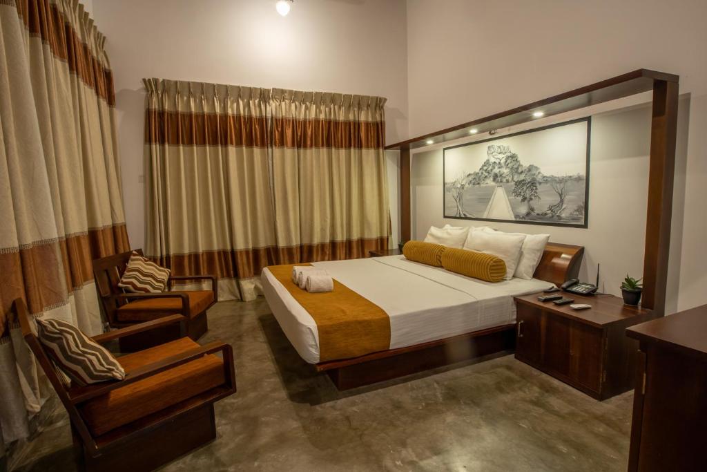 Postel nebo postele na pokoji v ubytování Sigiriya Wewa Addara Hotel - Hotel By The Lake