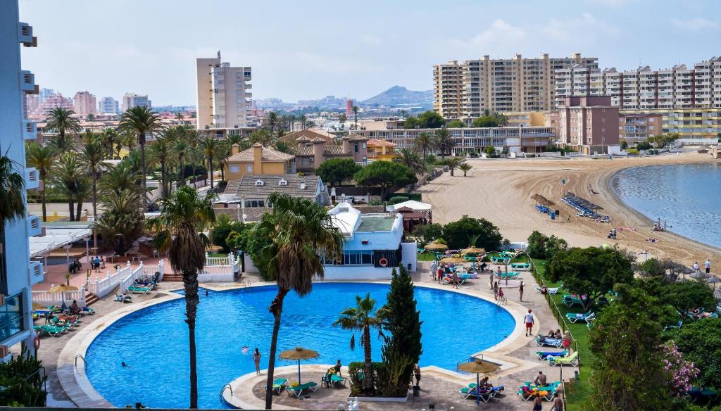 Bazén v ubytování Hotel Izán Cavanna nebo v jeho okolí