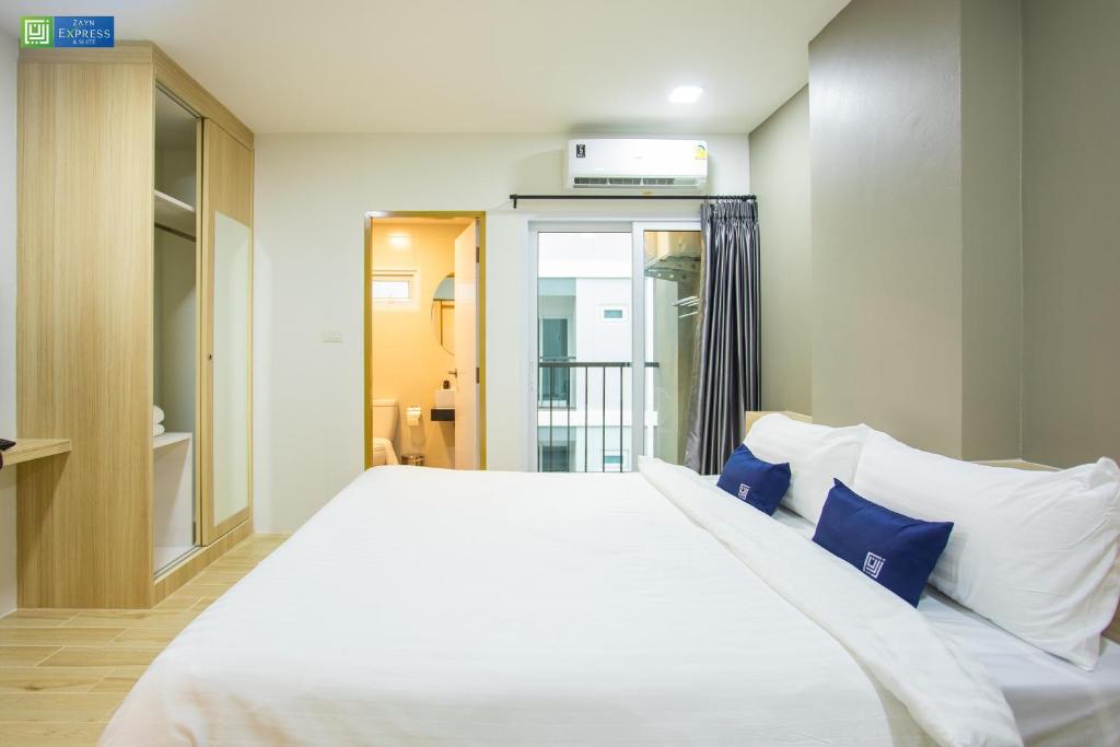 Postel nebo postele na pokoji v ubytování Zayn Express & Suites