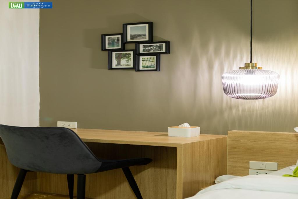 Postel nebo postele na pokoji v ubytování Zayn Express & Suites