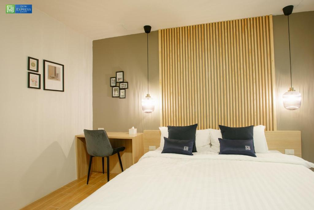 Postel nebo postele na pokoji v ubytování Zayn Express & Suites