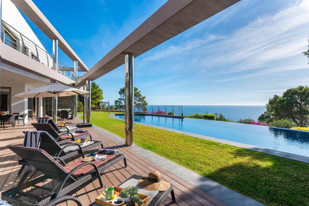 un patio al aire libre con vistas al océano en Villa Campomanes - PlusHolidays, en Altea