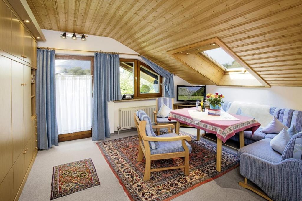 ein Wohnzimmer mit einem Tisch und Stühlen im Zimmer in der Unterkunft Ferienwohnung Baldauf in Oberstdorf