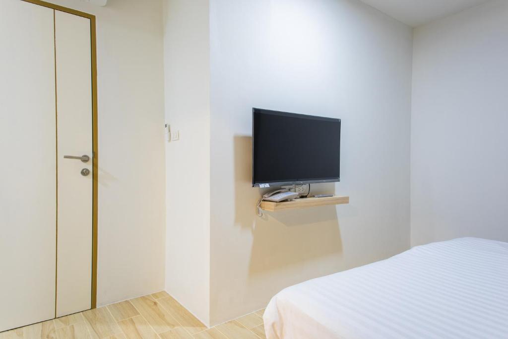 TV a/nebo společenská místnost v ubytování Zayn Express & Suites