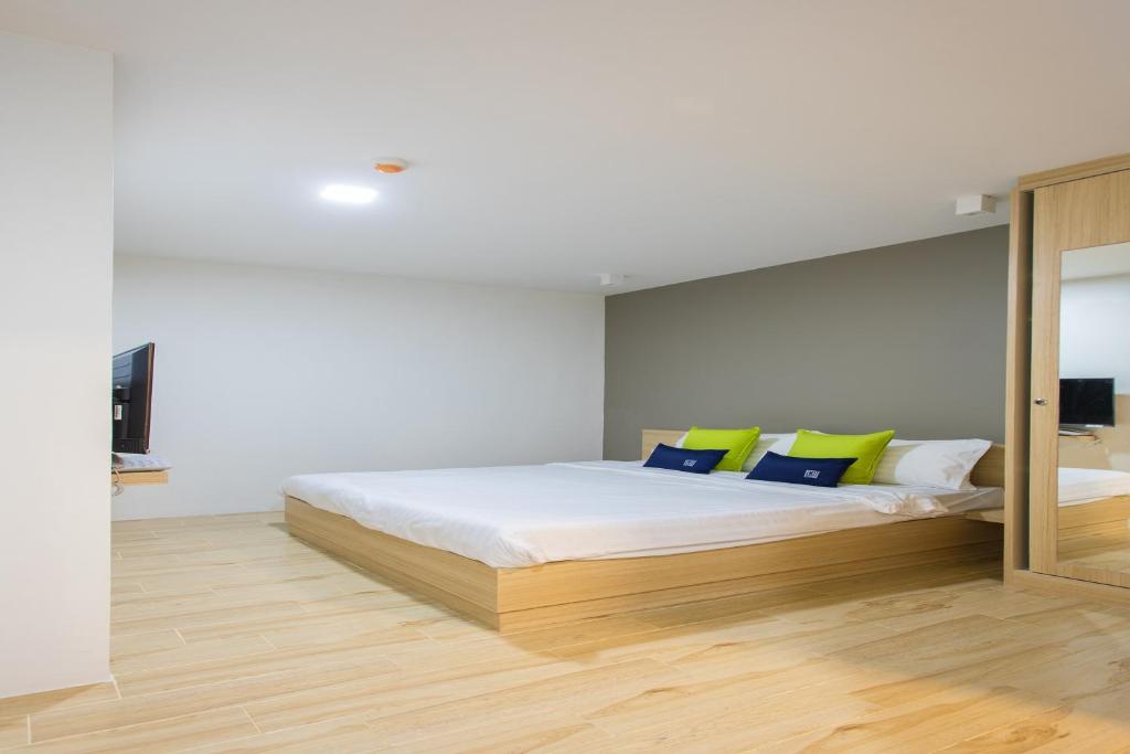 Postel nebo postele na pokoji v ubytování Zayn Express & Suites