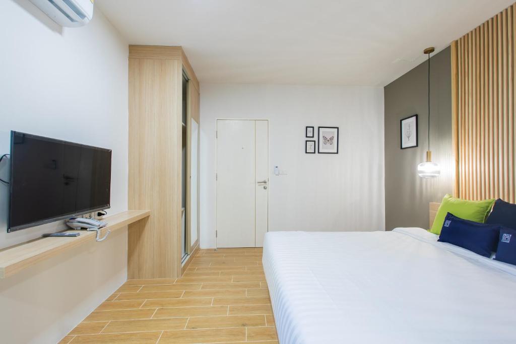 TV a/nebo společenská místnost v ubytování Zayn Express & Suites
