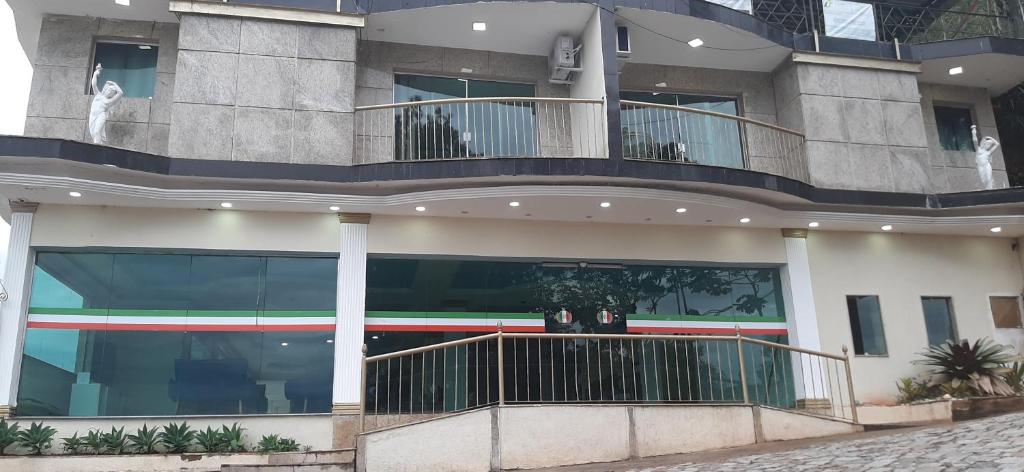 a building with a dog sitting on a balcony at Hotel Recanto da Itália in Nova Friburgo