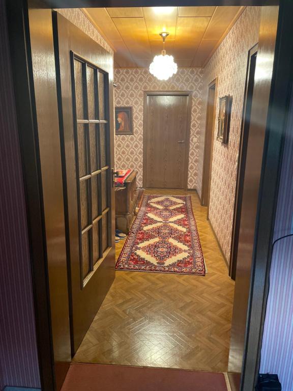 un pasillo con una puerta y una alfombra en WG in Homberg Efze, Monteurzimmer, 2 Erwachsene, 1 Doppelzimmer Nr 3 