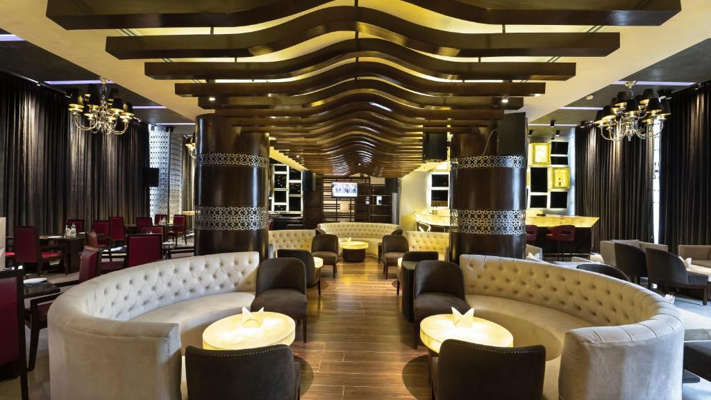 Posezení v ubytování Udman Hotel Chhattarpur