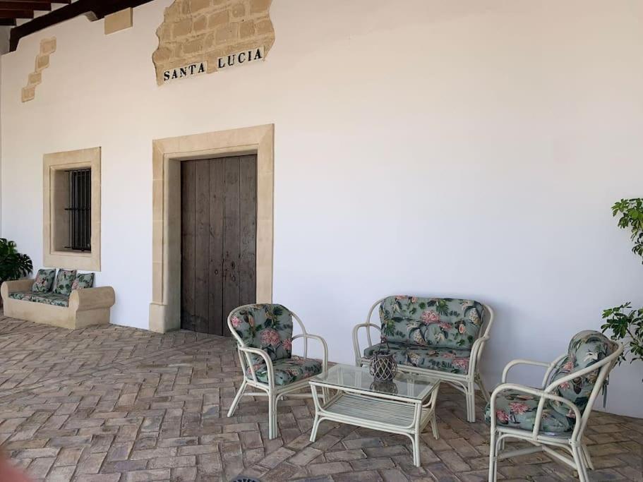 un gruppo di sedie e un tavolo su un patio di Santa Lucía a Jerez de la Frontera