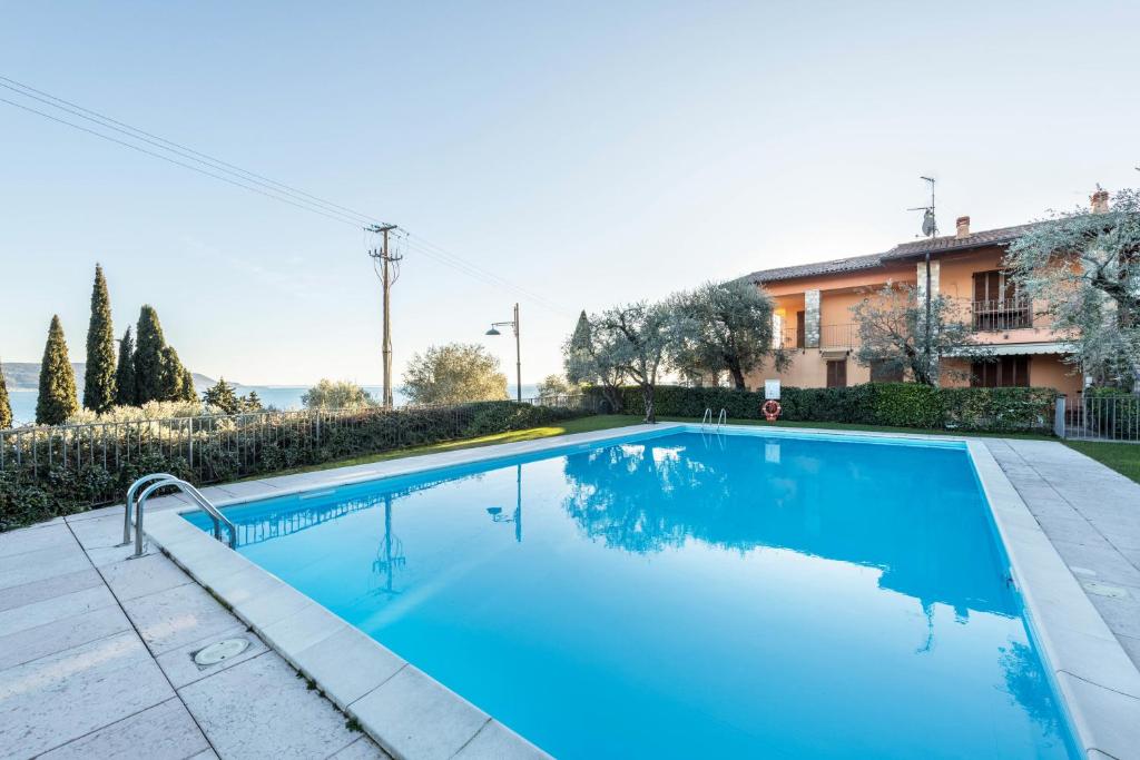 een zwembad voor een huis bij Appartamento 34 in Toscolano Maderno