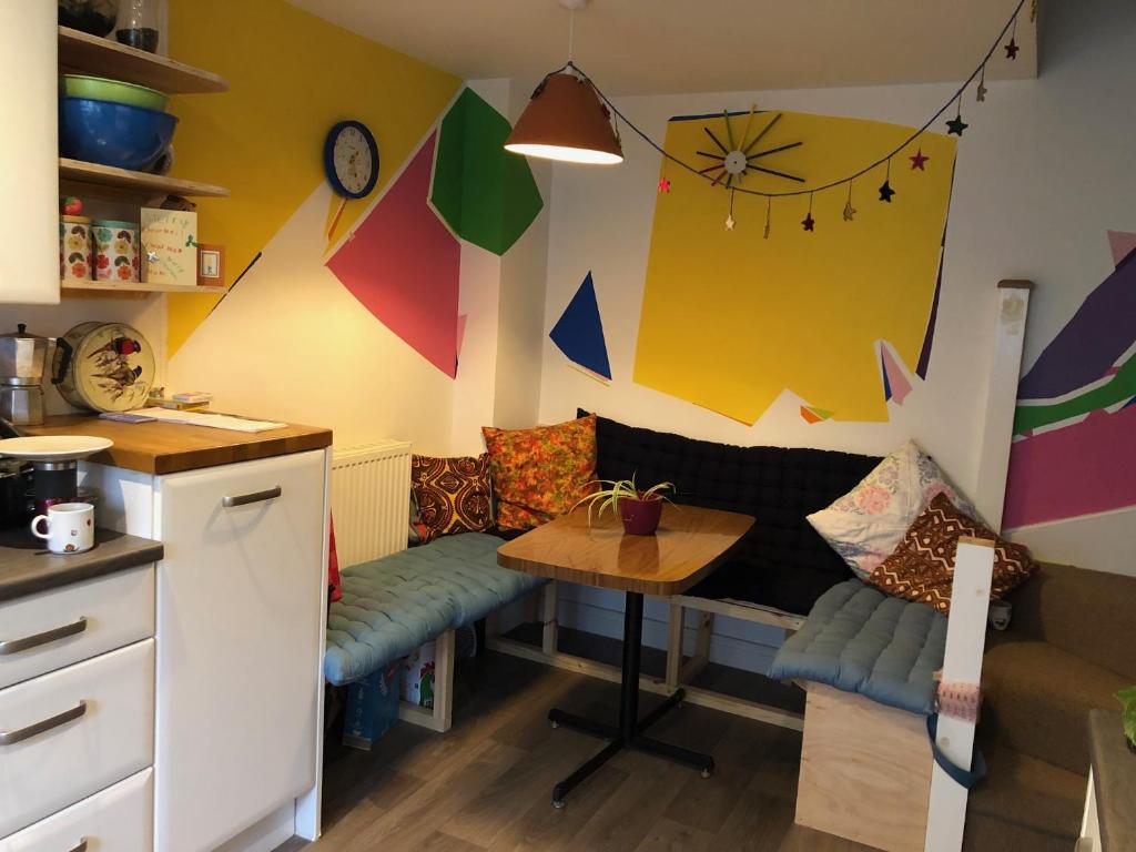 Setusvæði á Colourful 2-bed home by the River, Totnes