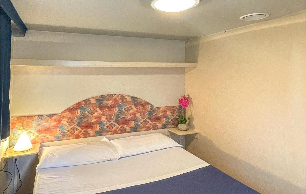A bed or beds in a room at Stunning StaCaravan