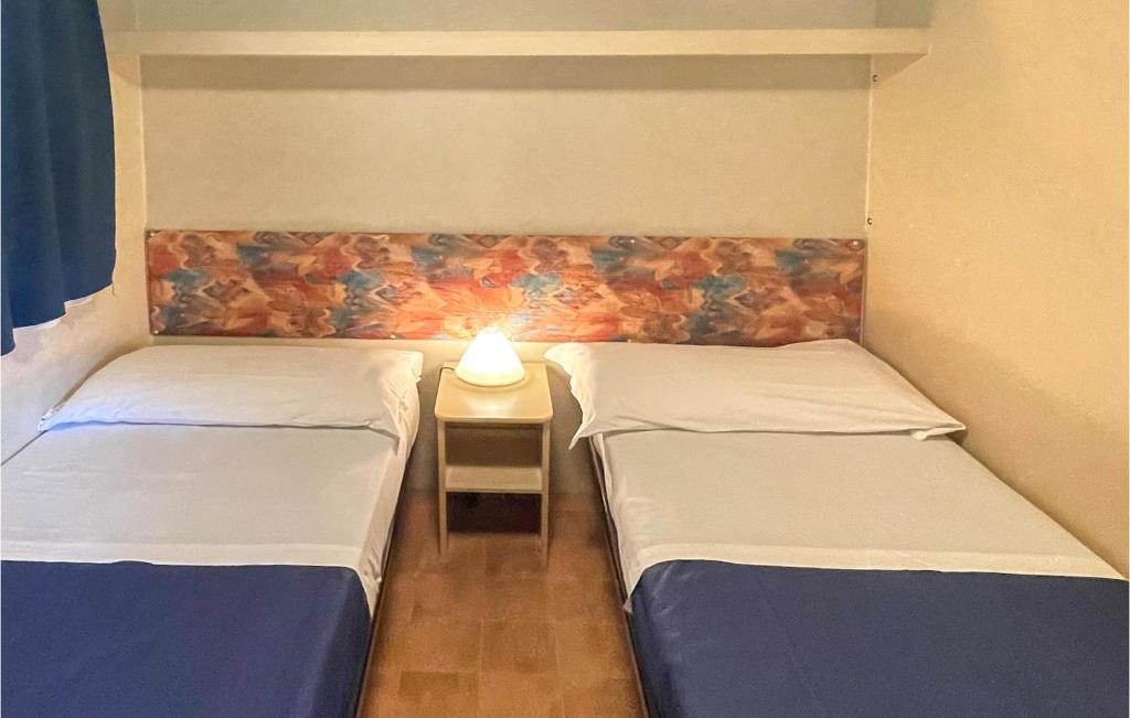 A bed or beds in a room at Stunning StaCaravan